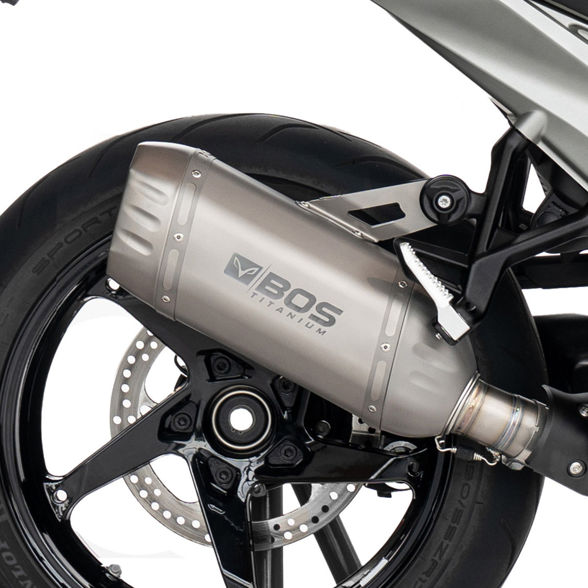 BOS Titanium uitlaat gemonteerd op BMW R 1300 RS - detail BOS-logo