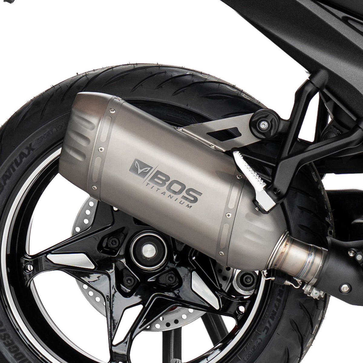 BOS Titanium uitlaat gemonteerd op BMW R 1300 R - zijaanzicht
