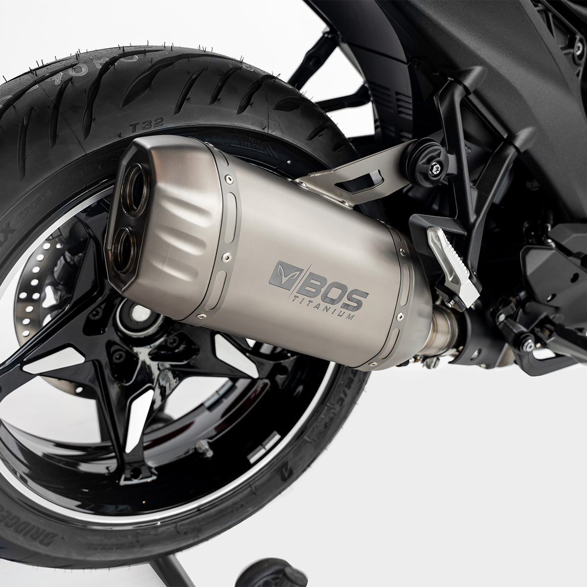 BOS Titanium uitlaat BMW R 1300 R - detail montage