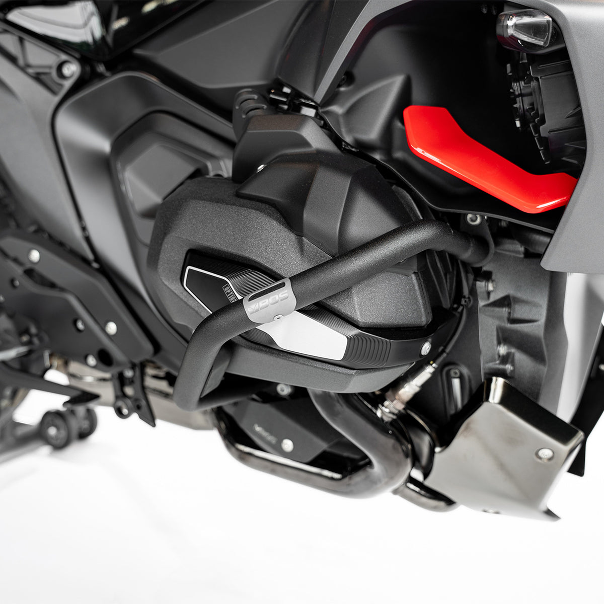 BOS valbeugel gemonteerd op BMW R 1300 R - detail motorbescherming