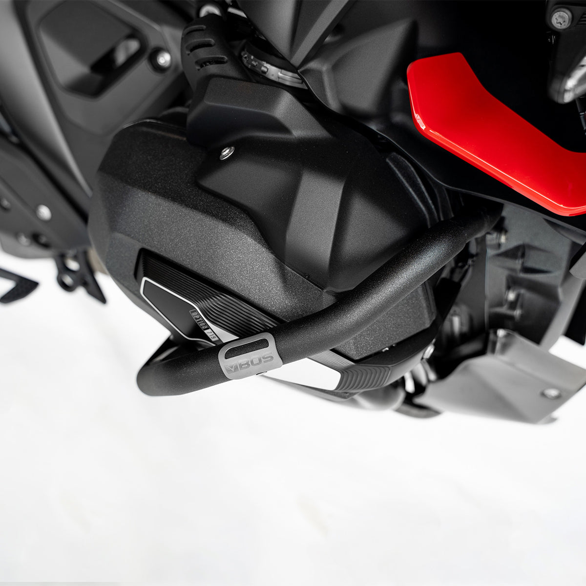 BOS valbeugel BMW R 1300 R - detail BOS-logo